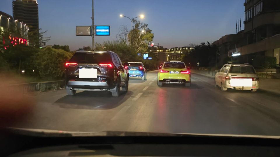 ВИДЕО: Регистарска таблица каква што немате видено до сега по СКОПСКИТЕ УЛИЦИ