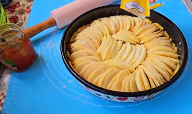 Рецепт за ТАРТ ОД ЈАБОЛКИ: Десерт што ќе ве воодушеви (РЕЦЕПТ+ВИДЕО)