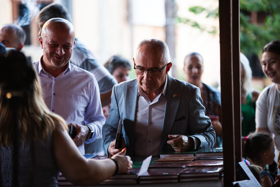 Саем на книги во рамки на БИТФЕСТ