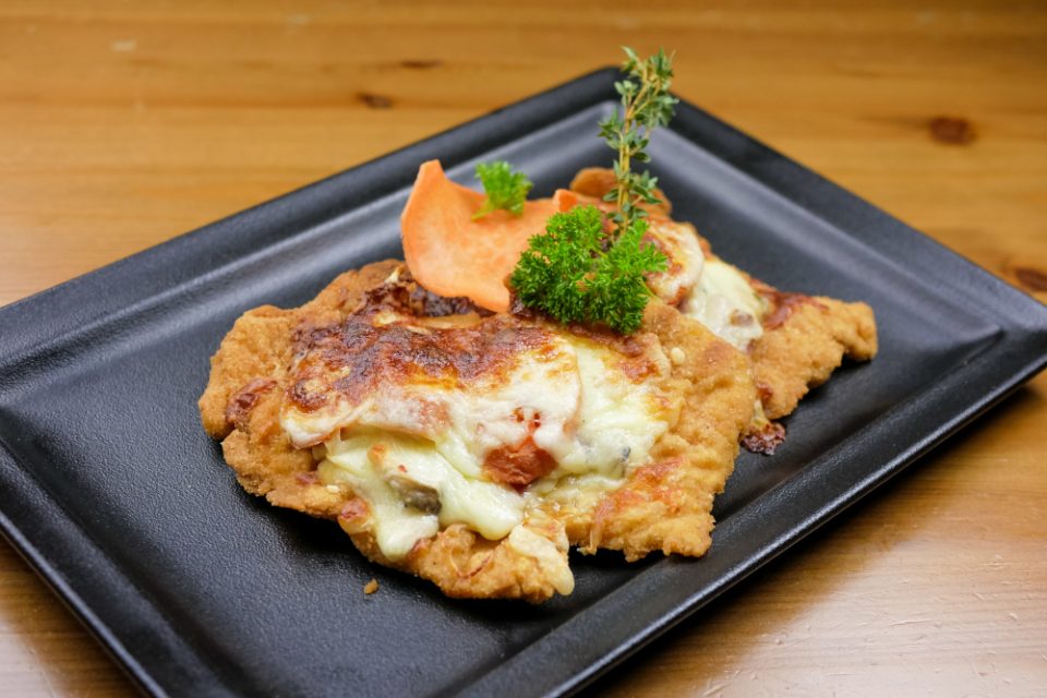 ПИЛЕШКО СО 4 ВИДА СИРЕЊЕ Месото се лепи за прстите, а вкусот експлодира со секој залак