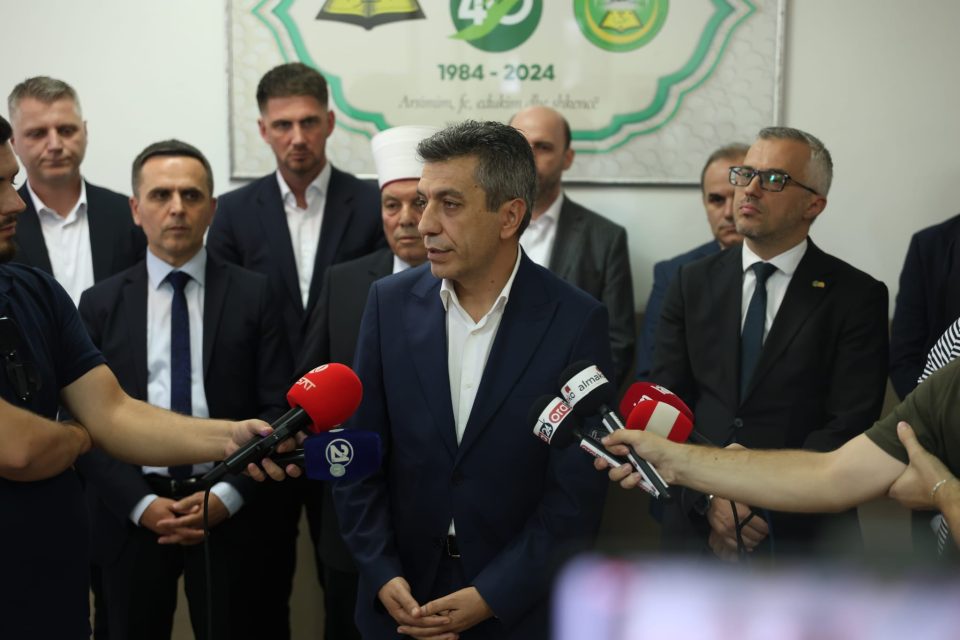 Вицепремиерот Изет Меџити ја посети Медресата „Иса Бег“ во Скопје