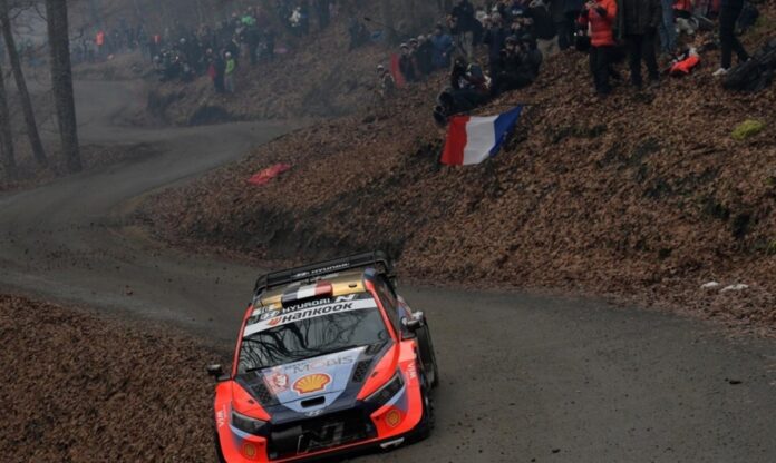 Две лица загинаа откако автомобил излета од патеката на рели трка во Франција