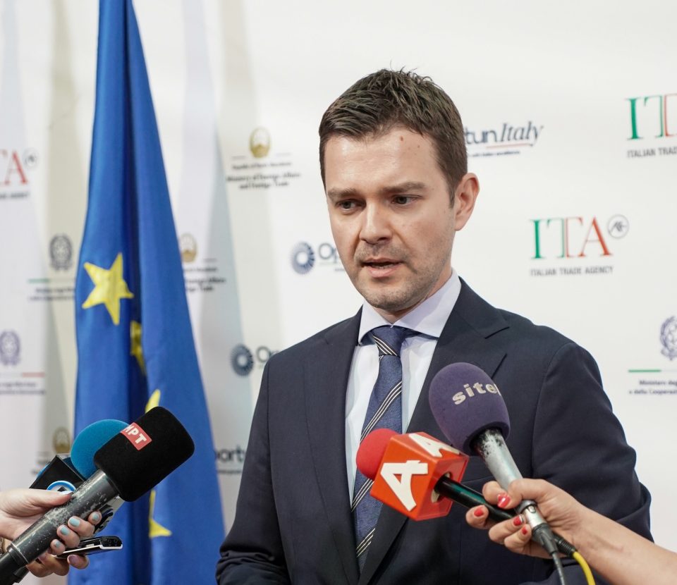 Муцунски: Срамен е обидот што доаѓа од земја членка на ЕУ за редефинирање на македонскиот национален идентитет