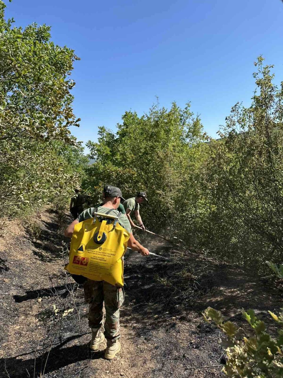 ФОТО: Армијата и денеска на терен, војници го гаснат пожарот во Николиќ