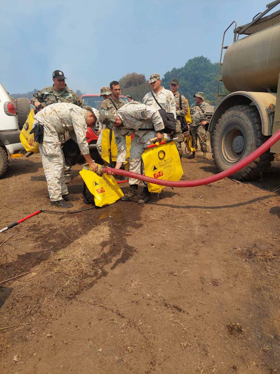 ФОТО: Над 120 припадници на АРМ вклучени во гаснењето на пожарите во повеќе општини