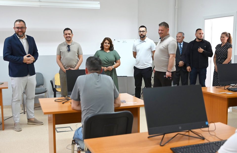 Тошковски присуствуваше на отпочнување на процесот за полагање на испит за ракување со оружје