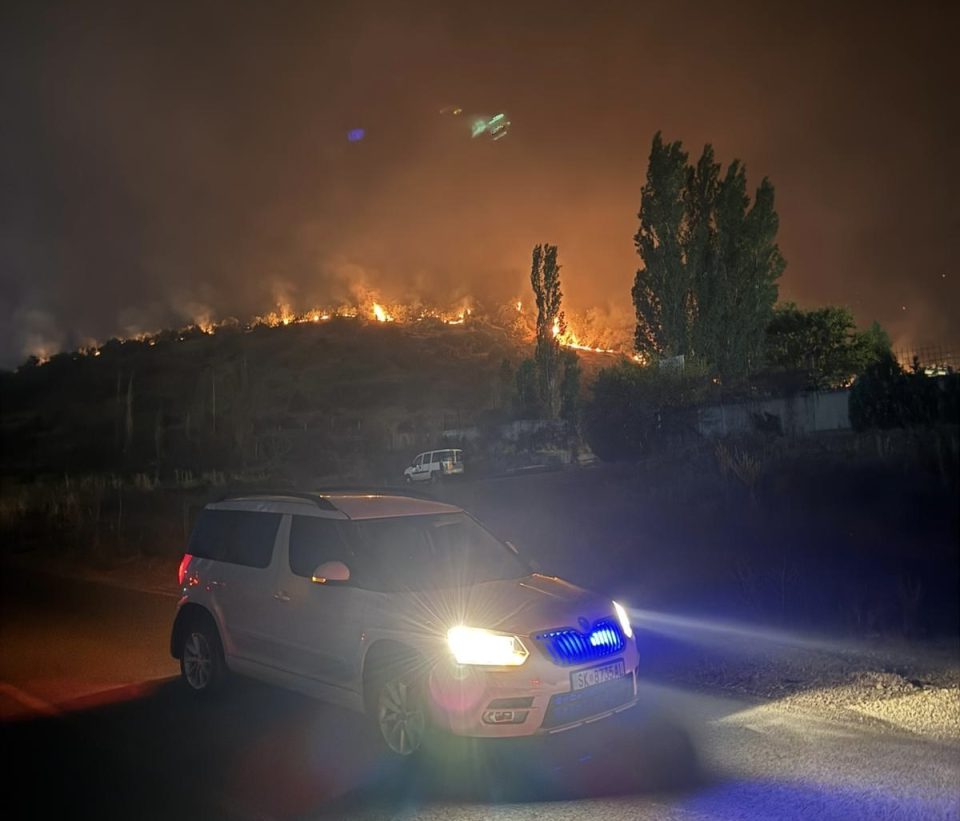 ВИДЕО: Два полициски хеликоптери го гаснат пожарот во околината на Блаце