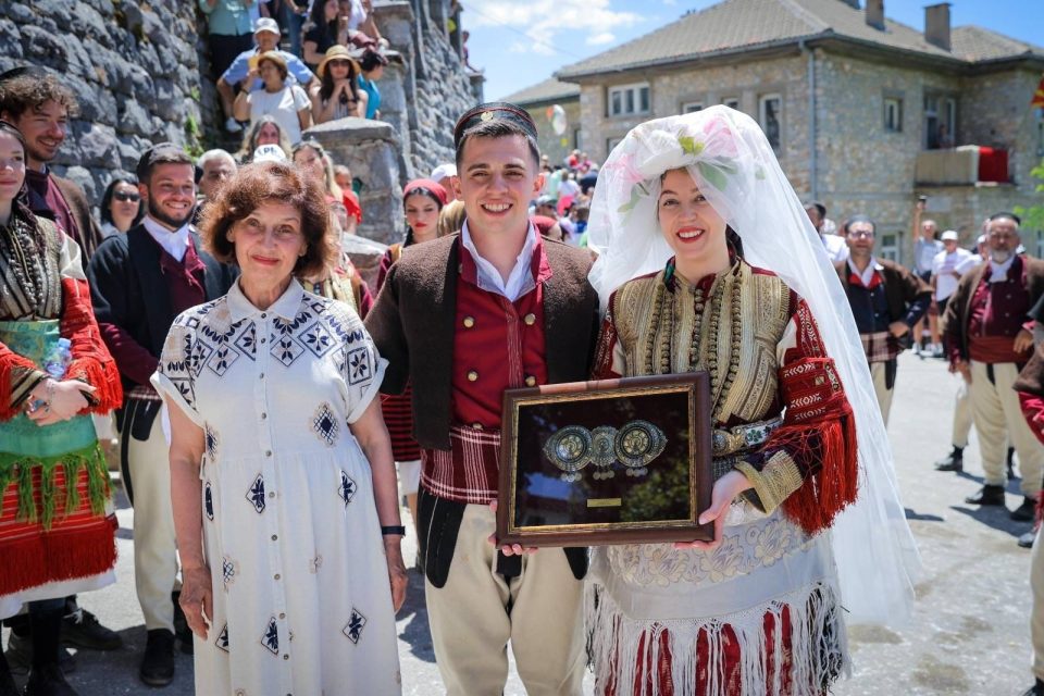 (ФОТО) Сиљановска-Давкова: „Галичка свадба“ ја отсликува македонската народна традиција и култура