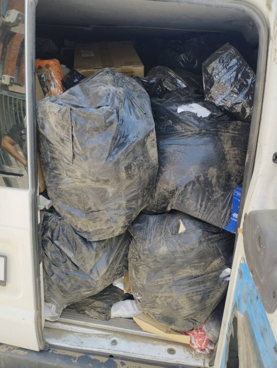 Лишени од слобода две лица, одземено товарно возило, запленета стока