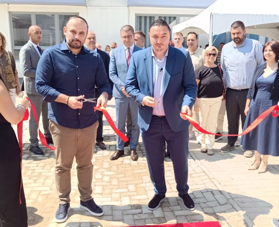 Отворен базенот во ООУ„Невена Георгиева Дуња“ во Кисела Вода, еден од петте кои ќе се отворат до крај на летово