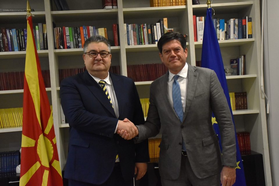 Министерот Минчев и Амбасадорот Рокас на средба со фокус за заедничка поддршка за реформите на јавната администрација