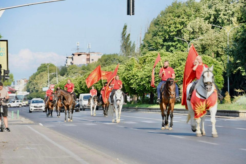 Денеска од Скопје започнува 16-ТА ИЛИНДЕНСКА одисеја кон Крушево на КОЊАНИЦАТА „Бигорски Манастир – Патот на Црешовото Топче“