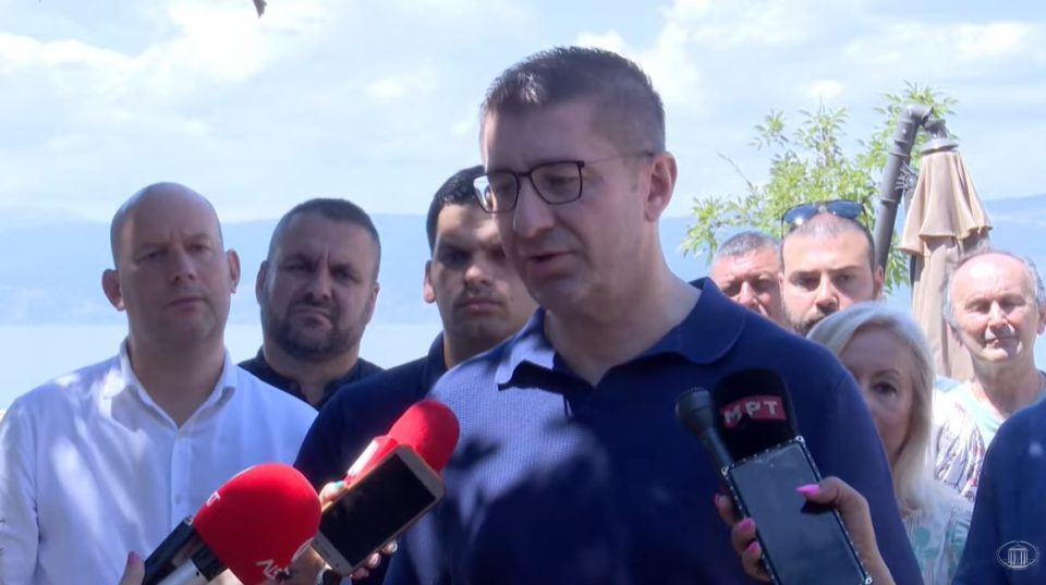 Мицкоски на увид на градежни активности на автопатот Кичево-Охрид