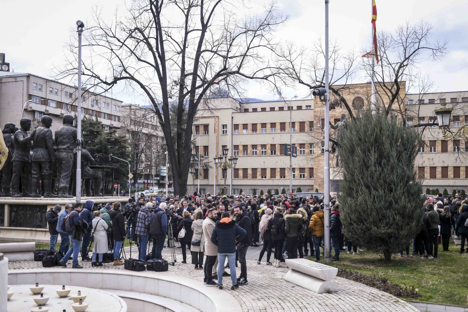 „Сакам да работам“ до политичарите: Зошто пред секои избори судбината на 10 илјади вработени се доведува во прашање?