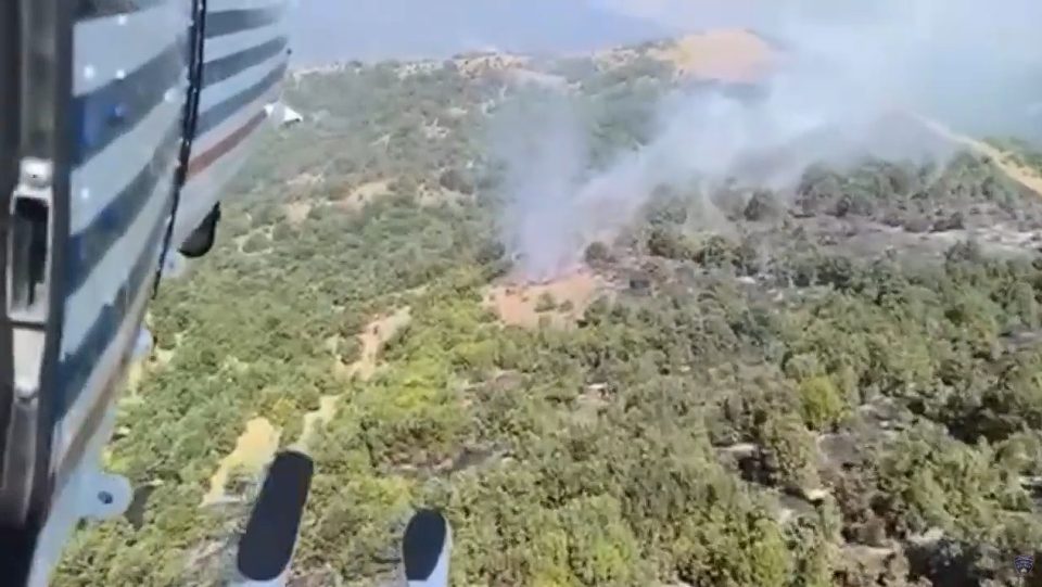 ВИДЕО: Два полициски хеликоптери интензивно го гасат пожарот кај Чучер-Сандево, досега исфрлени преку 70 тони вода