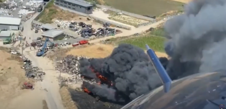 Полициски хеликоптер вклучен во гасење на пожарот на ПРИВАТНА ДЕПОНИЈА во скопско Визбегово