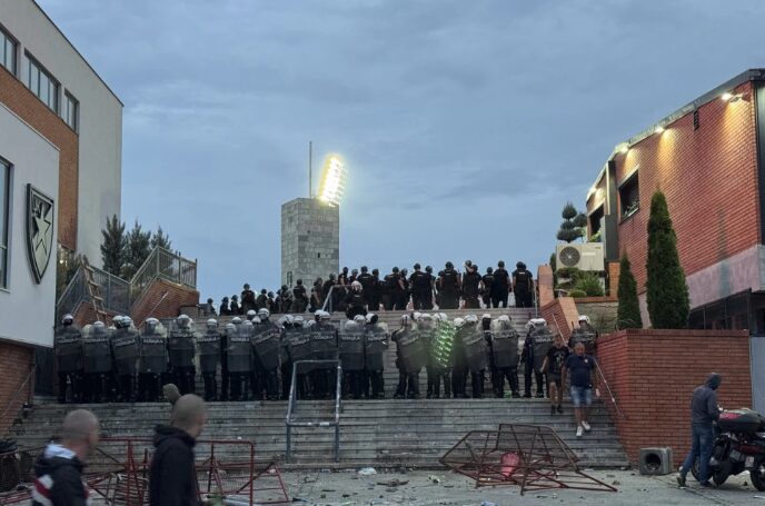 Жестока тепачка на навивачите Црвена Звезда со полицијата (ВИДЕО)