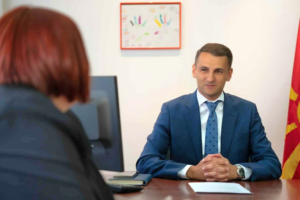 (ФОТО) Преку очите на дете со аутизам: Велковски одговараше на прашањата на Леон