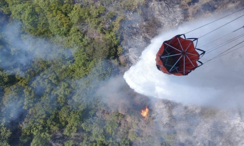 АРМ во акција за гаснење на пожар: Испуштени 45 тони вода на најкритичните жаришта (ФОТО)