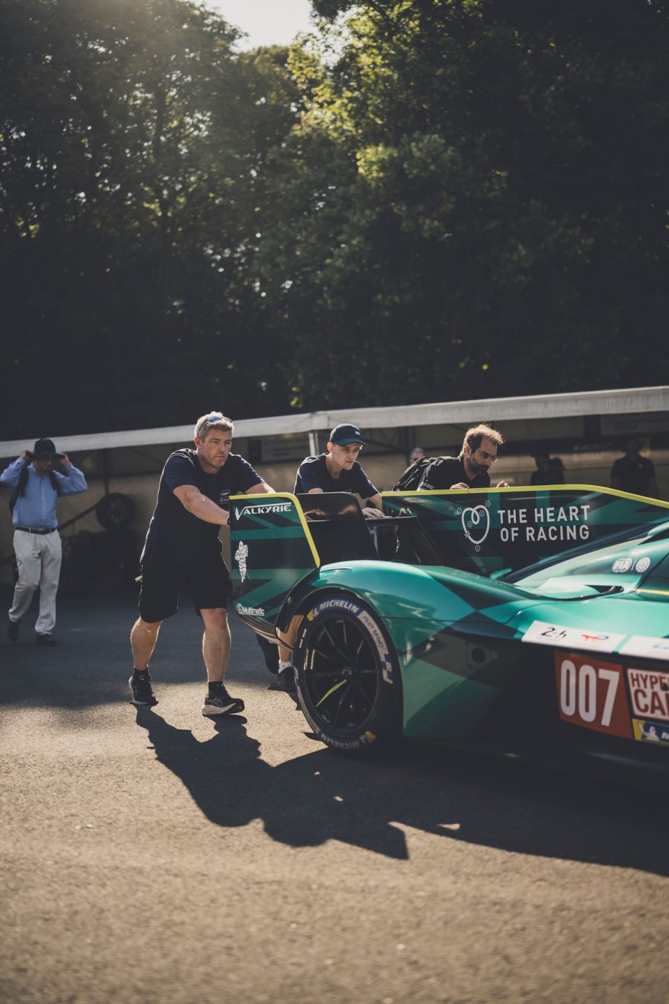 ВИДЕО: “Aston Martin” го понижи “Bentley” и постави нов рекорд на “Goodwood”