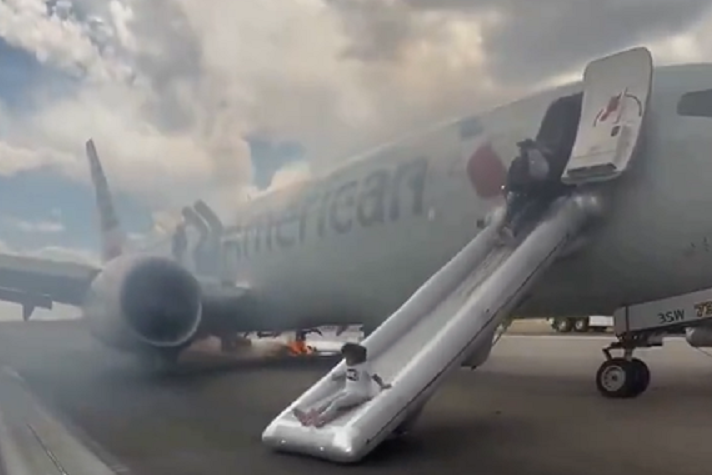 ВИДЕО: Авион на „Американ ерлајнс“ евакуиран пред полетување, патниците излегоа преку лизгалки