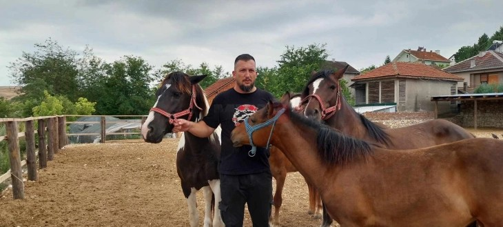 Kоњички марш во Куманово во чест на Илинден