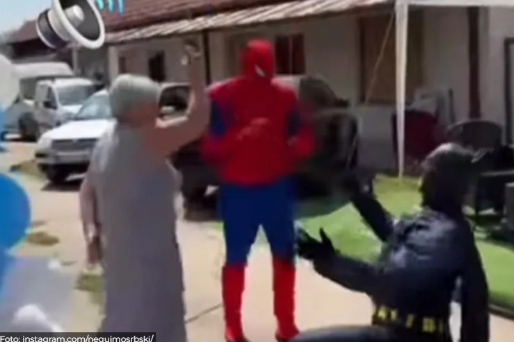 ВИДЕО: Бетмен и Спајдермен заиграа на турбофолк со баба