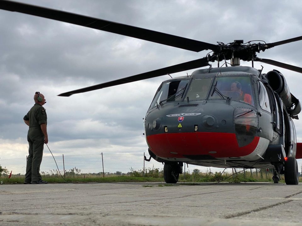 ВИДЕО: Ова е чешкиот „Блек хок“ кој слета на скопскиот аеродром, утре ќе се вклучи во гаснењето на пожарот на Готен