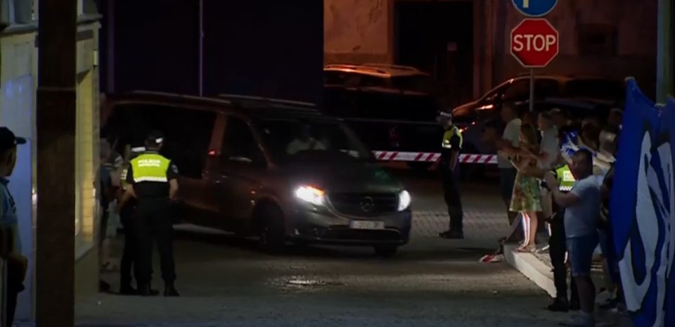 ВИДЕО: Аплаузи и многу емоции, телата на Диого Жота и Андре Силва доцна синоќа пречекани во родниот Гондомар