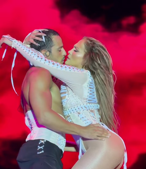 ВИДЕО: Џеј Ло со кореографија 18+, присутните во шок од сцените и изјавите што сака во кревет