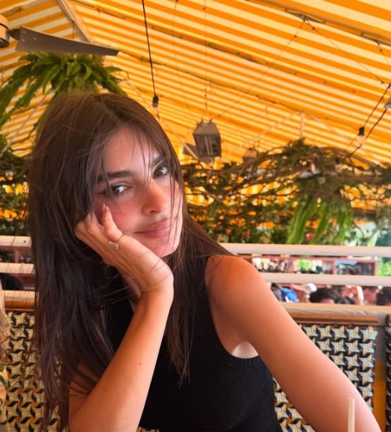 ФОТО: Емили Ратајковски пожешка од летото, ги покажа атрибутите во секси костим за капење