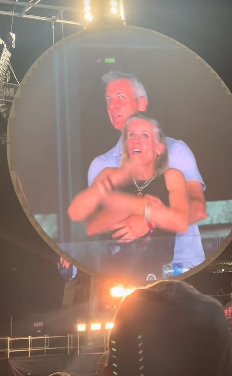 И „Колдплеј љубовницата“ поднесе оставка по виралната афера