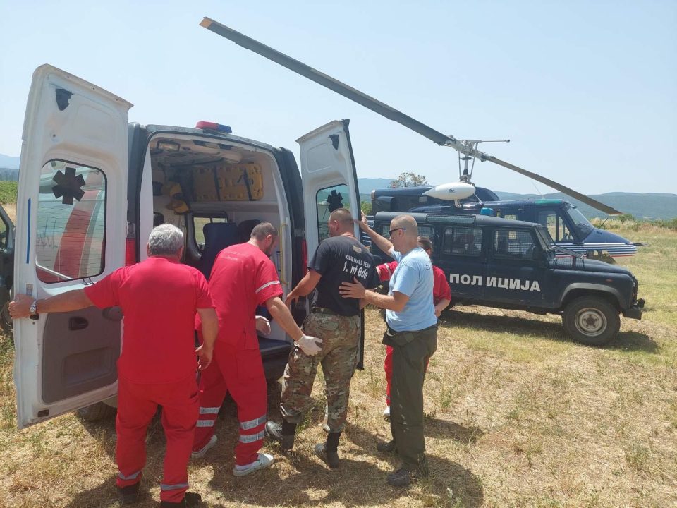 ФОТО: Полициски службеници успешно евакуираа припадник на македонската Армија од огнената стихија