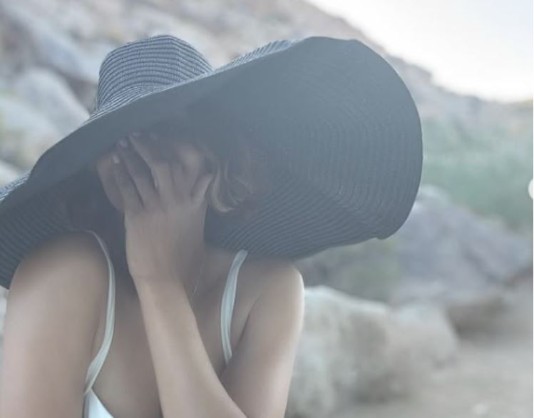 ФОТО: Велат дека после 3 разводи конечно процветала: Актерката никогаш позгодна во бикини, кој би рекол дека има 58 години