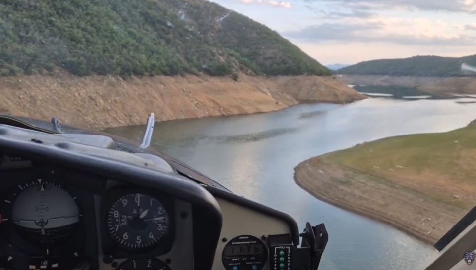 ВИДЕО: Полициски хеликоптер во 60 налети исфрли 80 тони вода врз пожар во струмичко