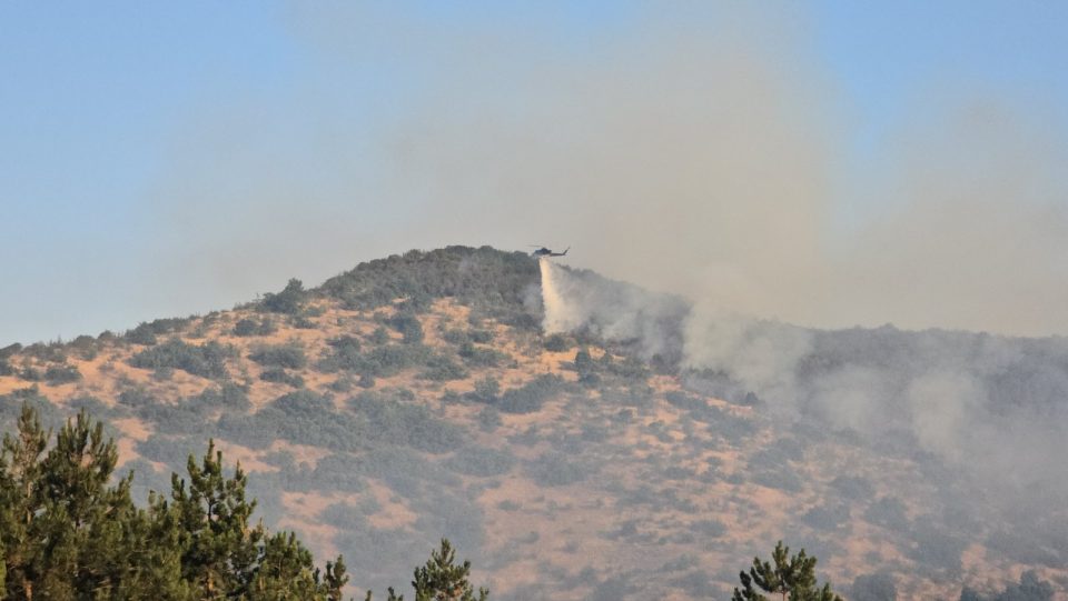 Трет ден гори Националниот парк „Преспа” кај Пустец