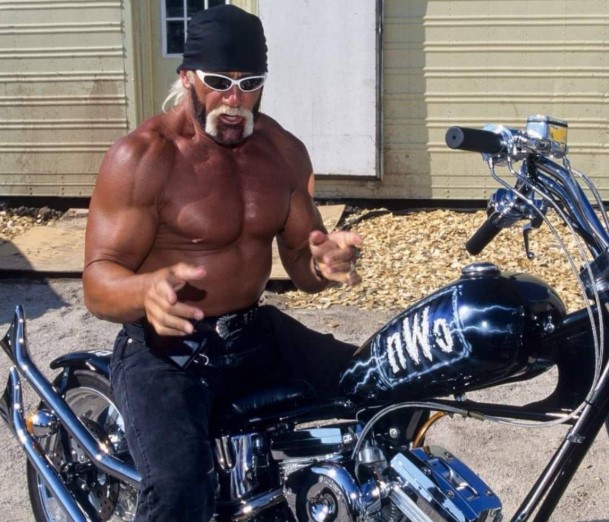 Хулк Хоган погребан по 12 дена: Неговата ќерка не се појави на погребот, па објави слики од плажа, еве зошто