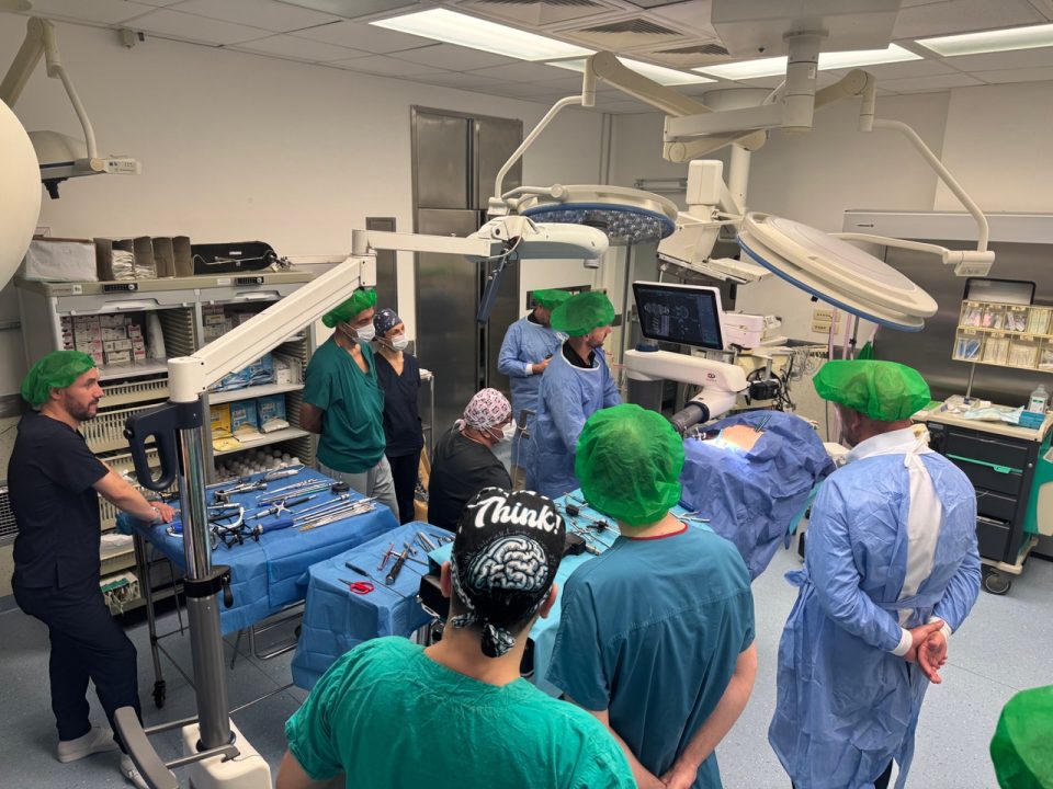 ФОТО: На Клиниката за трауматологија презентиран најмодерен робот за операции на ‘рбет и мозок