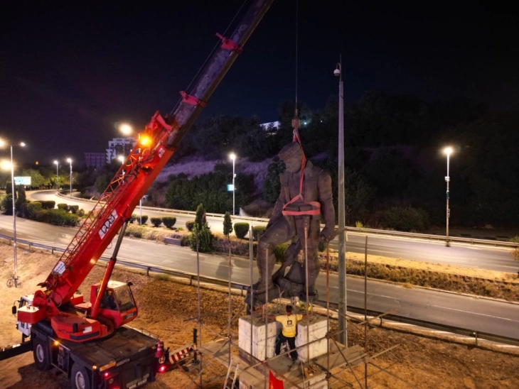 Нешто добро, макар на заминување: Споменикот на Андон Лазов-Ќосето поставен на кружниот тек кај хотелот „Континентал“ во Скопје