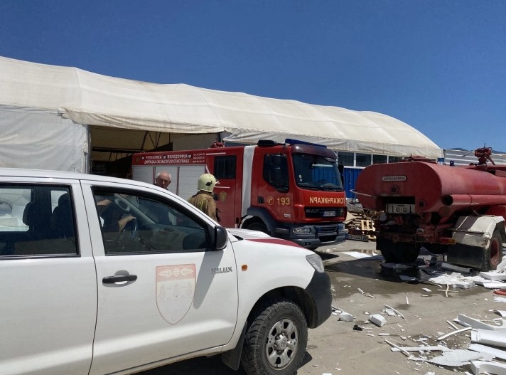 Пожар во фабрика за стиропор во Кочани: Со четири возила и 12 пожарникари се гаснел лесно запалив материјал