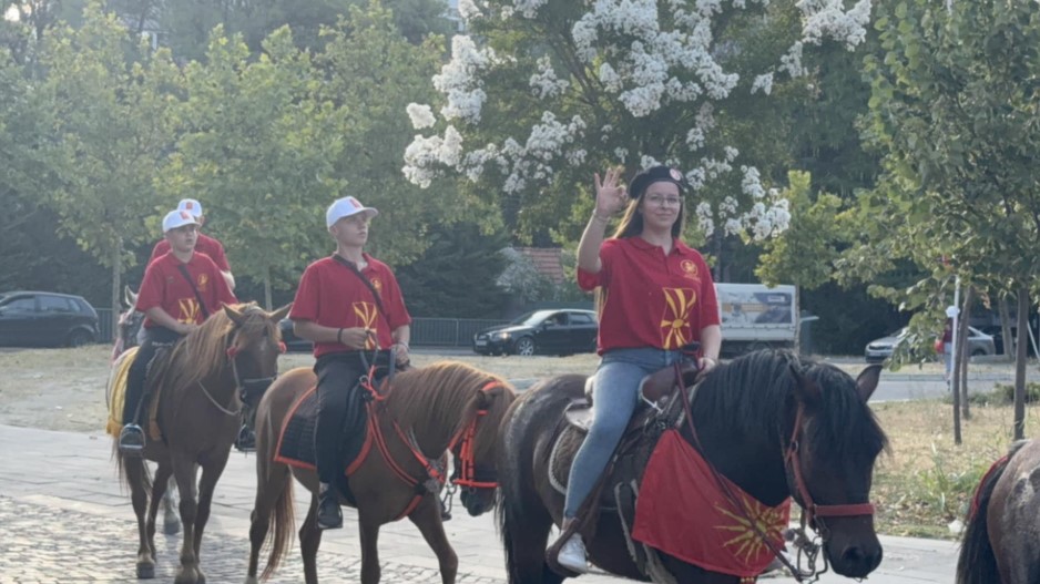 Се развеаја знамињата, ечи македонска песна: Коњаниците пристигнаа во Ѓорче Петров