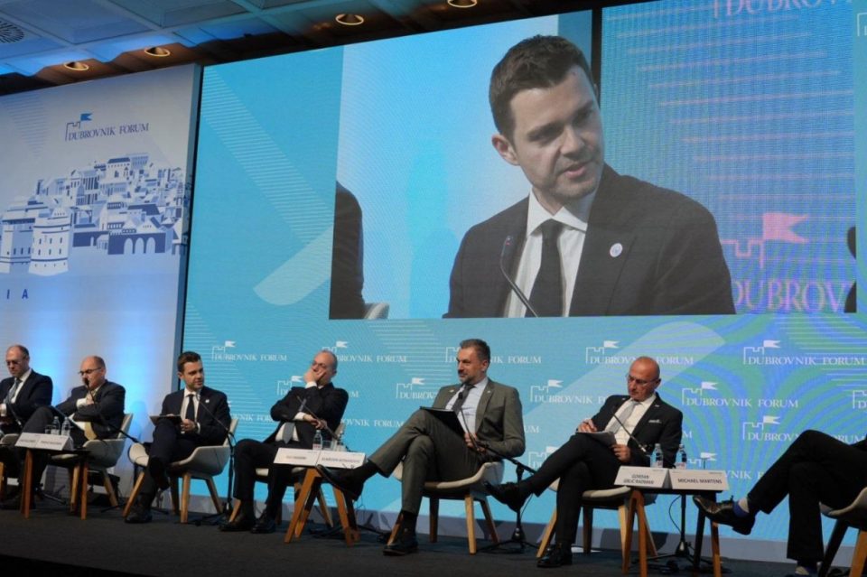 Муцунски: Во 21-ви век нема место за национализам во Европа, идентитетот е основно човеково право и не е тема за преговарање