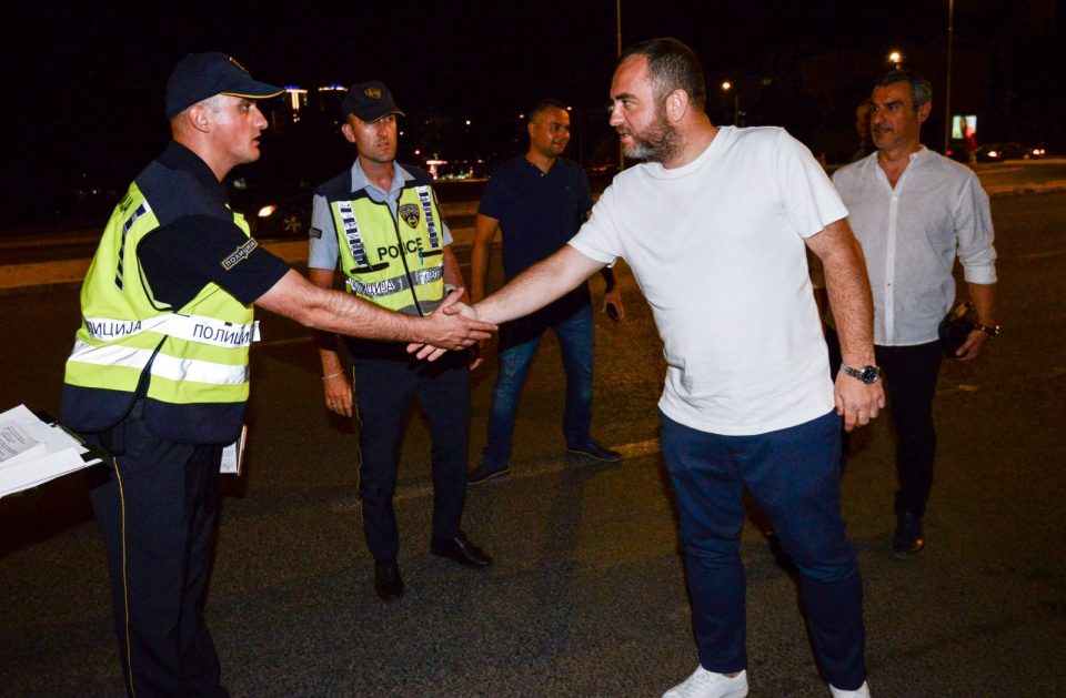 Тошковски на терен со полицајците во Аеродром, за осум часа 155 сообраќајни прекршоци