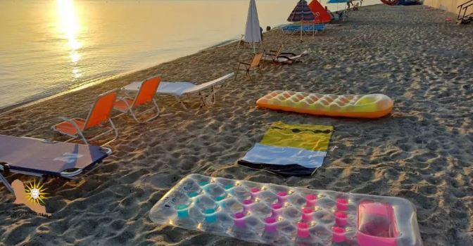 ФОТО: Нема веќе чување место, туристи останаа без пешкири и лични лежалки на Халкидики