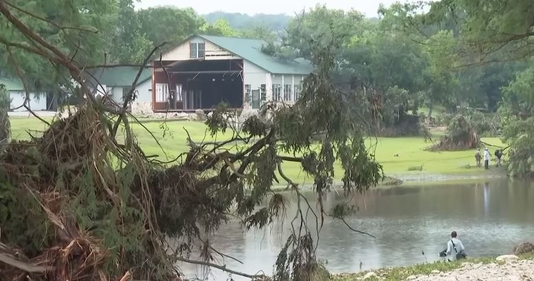 Потврдена смртта на 27 девојчиња и воспитувачи во кампот „Мистик“ по поплавите во Тексас