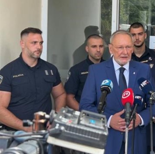 ФОТО: Жените полудеа по згодниот полицаец од Задар – „Каде казнува овој господин?“