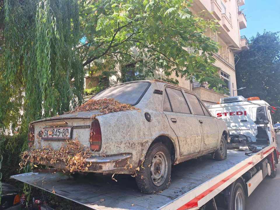 ФОТО: Општина Гази Баба започна акција за подигнување на отпадните возила оставени на јавни површини