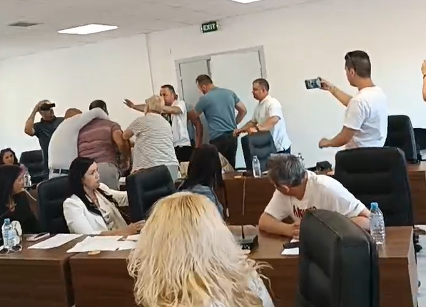 ПО ЦЕЛ МЕСЕЦ: Акиов и’ се извини на вработената што ја повреди со ШИШЕ, Филипче НЕ…