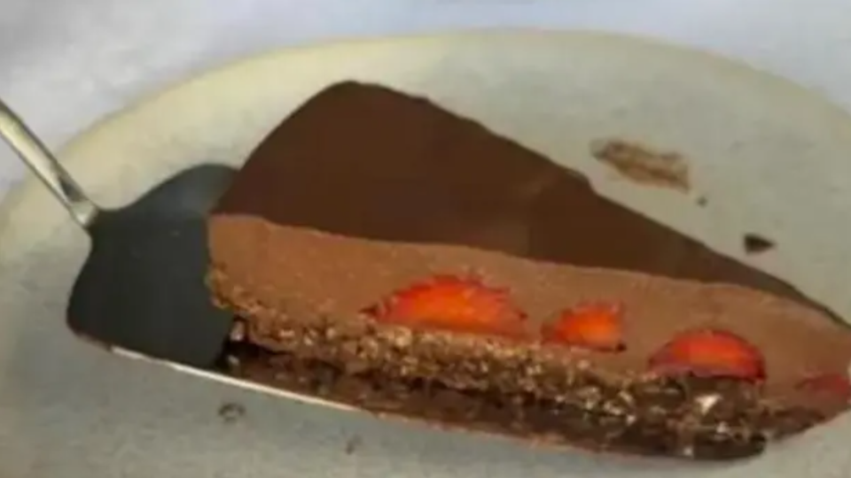 Здрава торта од чоколадо и јагоди која не се пече и не дебелее, а се подготвува само со 5 состојки – Можете да го јадете овој десерт без грижа на совест