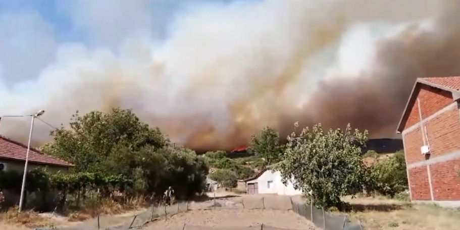 Пожарот во валандовско не е ставен под контрола, се шири во два крака